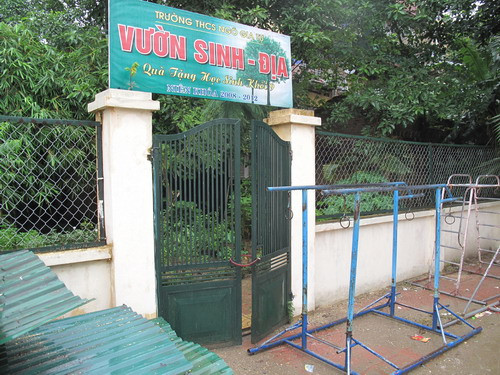 Vườn Sinh – Địa (hay vườn sinh vật) sau hơn 1 năm HS đóng tiền, vẫn chỉ có được bức tường với cổng sắt luôn khóa. Vườn Sinh – Địa (hay vừa sinh vật) sau hơn 1 năm HS đóng tiền, vẫn chỉ có được bức tường với cổng sắt luôn khóa.