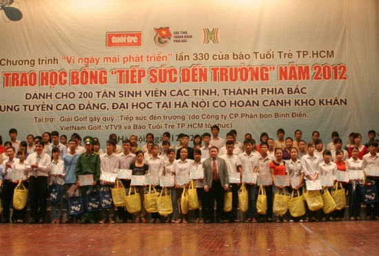 Trao học bổng &quot;Tiếp sức đến trường&quot; năm 2012