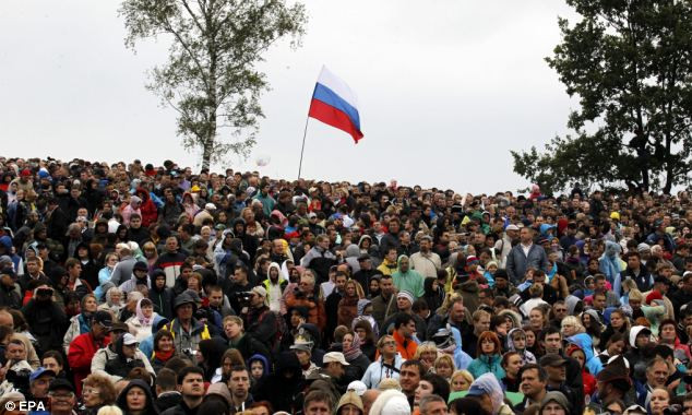 Nga: Chi 700.000 bảng để tái tạo trận chiến Pháp – Nga ảnh 4 Captive audience: Spectators gather to watch the reenactment marking the 200th anniversary of the Battle of Borodino Read more: http://www.dailymail.co.uk/news/article-2197748/President-Putin-watches-recreation-200-year-old-battle-glorified-Tolstoy-led-fall-Napoleon-troops-retreated-Moscow.html#ixzz25UGJdmgZ