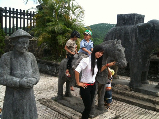 Cảnh leo treo lên các pho tượng