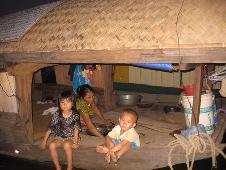 Trẻ em vạn chài khát khao con chữ