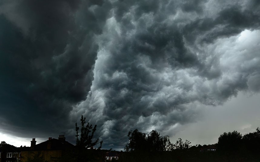 Những hình ảnh ấn tượng trong tuần ảnh 6 Telegraph reader and freelance photographer Marc Fairhurst writes: I took this photograph in south London as thunderstorms swept the region just as the Bank Holiday Weekend was starting. If you have a photograph you