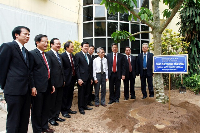 Chủ tịch nước Trương Tấn Sang trồng cây lưu niệm tại Trường ĐHKHXH&NV (ĐHQGHN). Ảnh: gdtd.vn