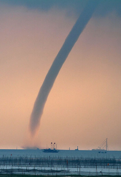 Vòi rồng xuất hiện ở tỉnh Giang Tô, Trung Quốc A giant waterspout is seen over Hongze Lake in eastern China