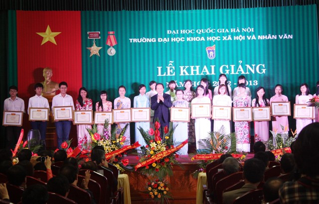 Trường ĐHKHXH&NV trao phần thưởng cho những sinh viên xuất sắc. Ảnh: gdtd.vn