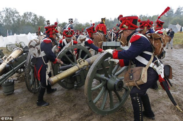Nga: Chi 700.000 bảng để tái tạo trận chiến Pháp – Nga ảnh 2 Dressed up: Historical club members dressed as soldiers take part in a reenactment marking the 200th anniversary of the Battle of Borodino at Borodino village some 120 km outside Moscow Read more: http://www.dailymail.co.uk/news/article-2197748/President-Putin-watches-recreation-200-year-old-battle-glorified-Tolstoy-led-fall-Napoleon-troops-retreated-Moscow.html#ixzz25UG3x7TY