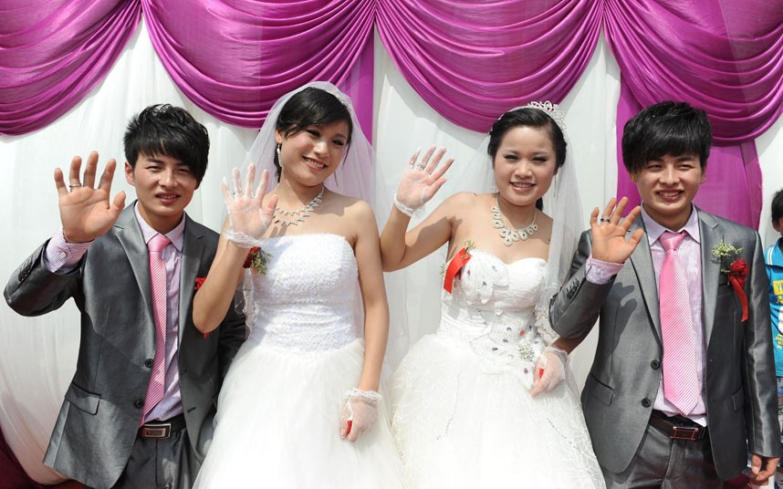 Những hình ảnh ấn tượng trong tuần ảnh 1 Identical twin brothers have married identical twin sisters in Fuyang, eastern China’s Anhui Province. Grooms Gao Lei and Gao Yu and brides Zhang Huaping and Zhang Huaying were first introduced by the sisters’ aunt Sun Peimei. Sun spotted the brothers on the street and approached them to ask if they had girlfriends. She says: I instantly felt they could be the perfect match with my nieces. After she introduced them to her nieces, younger twin brother Yu and younger sister Huying started dating and later the elder pair also fell in love.