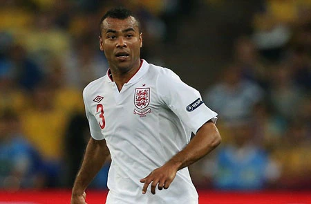 Sau Terry, HLV Hodgson mất tiếp Ashley Cole