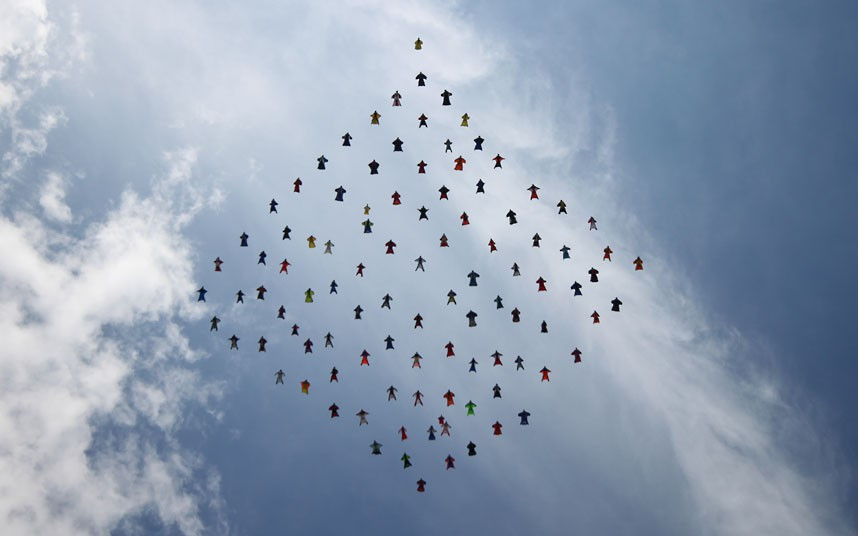 Những hình ảnh ấn tượng trong tuần ảnh 1 One hundred wingsuit skydivers fall to earth in a diamond formation during a world record attempt above Perris Valley in Southern California