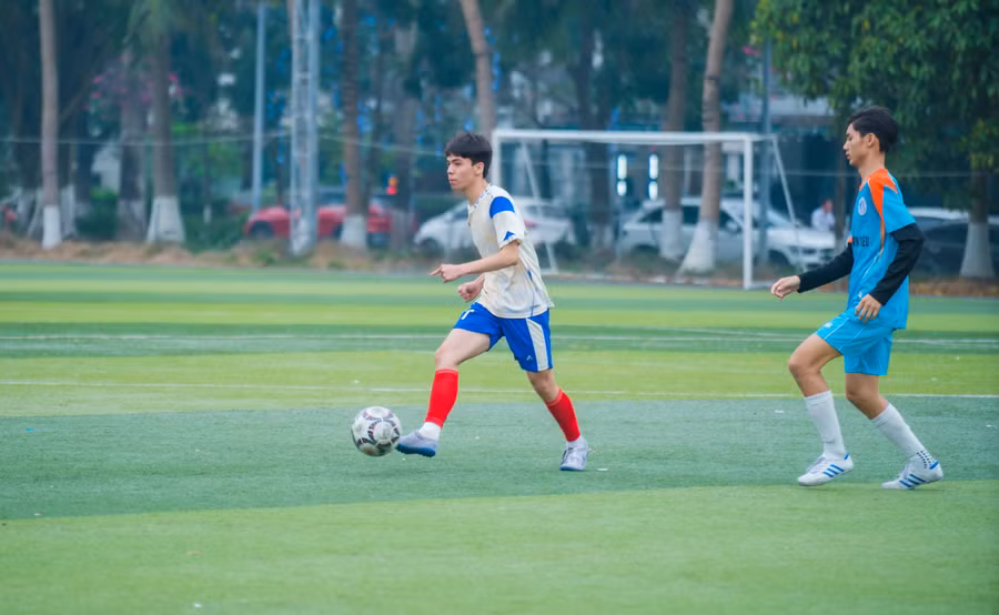 Tự tin dẫn bóng.