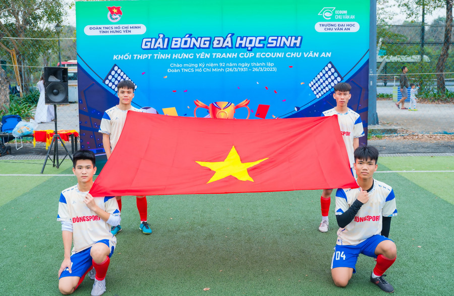 Giải bóng đá nam học sinh THPT tỉnh Hưng Yên chính thức khai mạc ngày 11/3. Giải bóng đá nam học sinh THPT tỉnh Hưng Yên chính thức khai mạc ngày 11/3.