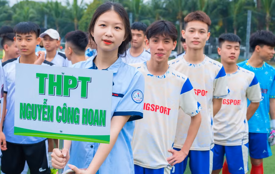 Các cầu thủ hào hứng với trận đấu đầu tiên.