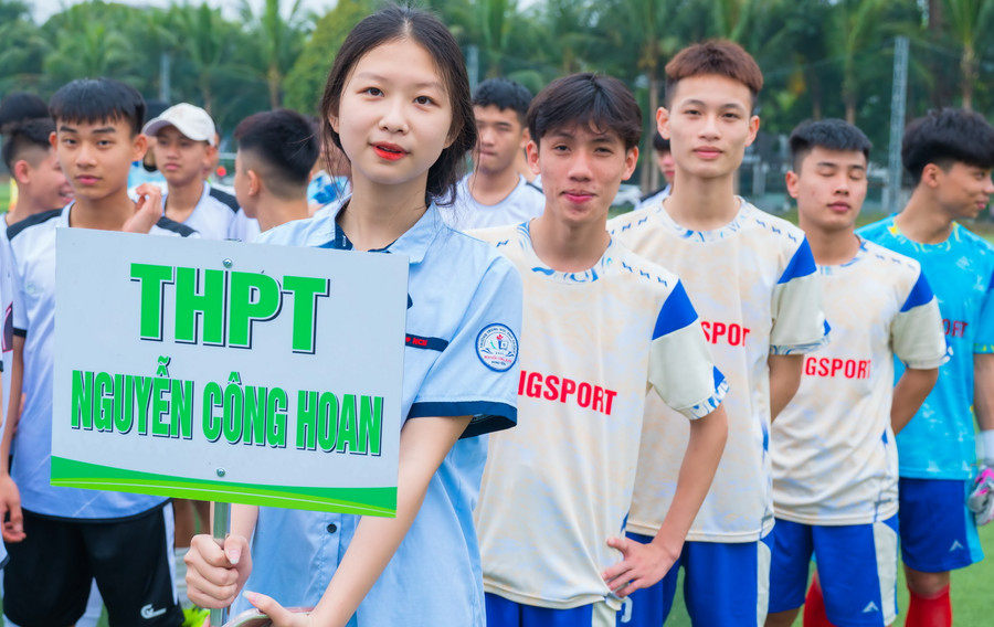 Các cầu thủ hào hứng với trận đấu đầu tiên. Các cầu thủ hào hứng với trận đấu đầu tiên.