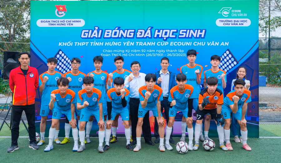 Các đội bóng chụp ảnh lưu niệm trước khi bước vào trận đấu.