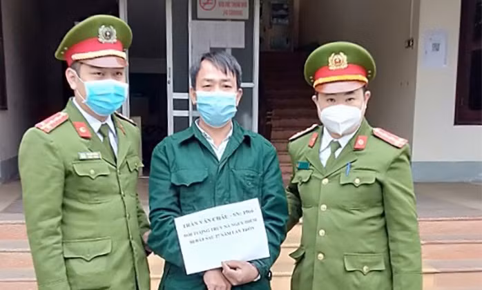 Đối tượng Trần Văn Châu bị lực lượng công an bắt giữ.