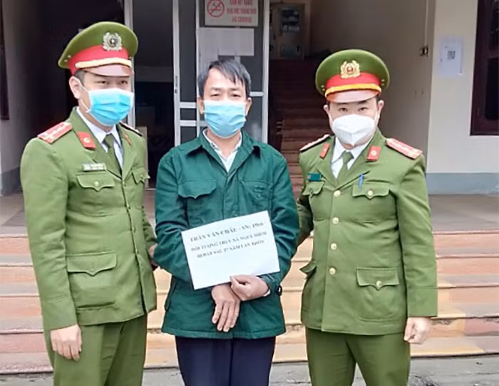 Đối tượng Trần Văn Châu bị lực lượng công an bắt giữ.