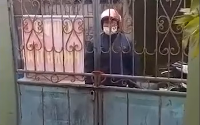 Hình ảnh trưởng thôn đến khoá trái cửa nhà có F0 xuất hiện trong đoạn video clip.