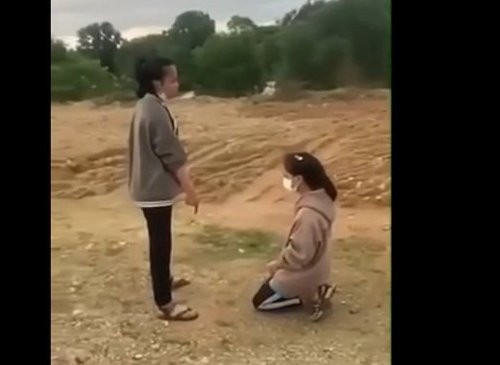 Nữ sinh bắt bạn quỳ gối, buông lời đe dọa. (Ảnh cắt từ clip).