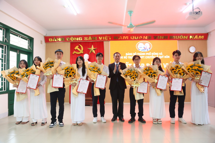 Ông Nguyễn Đăng Quang - Phó Bí thư Thường trực Tỉnh ủy Quảng Trị chúc mừng 9 đoàn viên ưu tú của Trường THPT chuyên Lê Quý Đôn được kết nạp Đảng. Ông Nguyễn Đăng Quang - Phó Bí thư Thường trực Tỉnh ủy Quảng Trị chúc mừng 9 đoàn viên ưu tú của Trường THPT chuyên Lê Quý Đôn được kết nạp Đảng.
