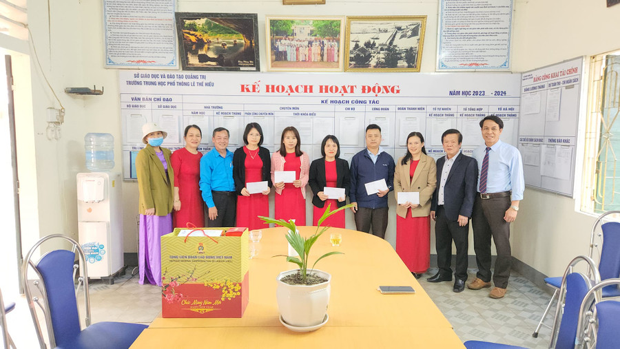 Lãnh đạo Sở GD&ĐT và Công đoàn động viên, tặng quà nhà giáo dịp Tết Nguyên đán. Lãnh đạo Sở GD&ĐT và Công đoàn động viên, tặng quà nhà giáo dịp Tết Nguyên đán.