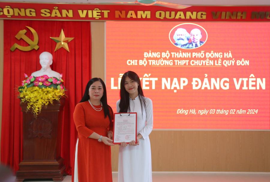 Bà Lê Thị Anh Đào - Phó bí thư thường trực Thành ủy, Chủ tịch HĐND Thành phố Đông Hà trao quyết định kết nạp Đảng cho các đoàn viên ưu tú. Bà Lê Thị Anh Đào - Phó bí thư thường trực Thành ủy, Chủ tịch HĐND Thành phố Đông Hà trao quyết định kết nạp Đảng cho các đoàn viên ưu tú.