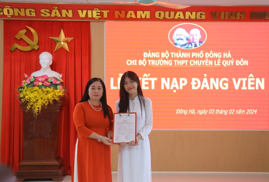 Bà Lê Thị Anh Đào - Phó bí thư thường trực Thành ủy, Chủ tịch HĐND Thành phố Đông Hà trao quyết định kết nạp Đảng cho các đoàn viên ưu tú.