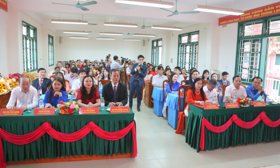 Lãnh đạo tỉnh ủy, Sở GD&ĐT, Ban tổ chức Tỉnh ủy tham dự Lễ kết nạp đảng viên. Lãnh đạo tỉnh ủy, Sở GD&ĐT, Ban tổ chức Tỉnh ủy tham dự Lễ kết nạp đảng viên.