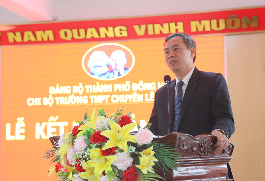 Phó Bí thư Thường trực Tỉnh ủy Quảng Trị phát biểu tại lễ kết nạp Đảng. Phó Bí thư Thường trực Tỉnh ủy Quảng Trị phát biểu tại lễ kết nạp Đảng.