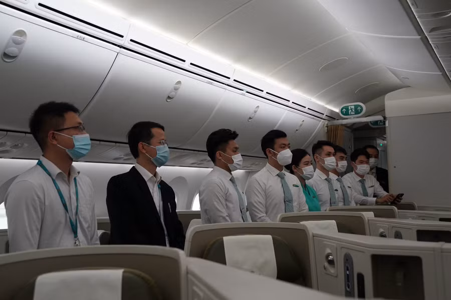 Cận cảnh chuyến bay đầu tiên sang Bucharest đón người Việt tại Ukraine về nước ảnh 7