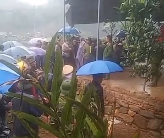 Nhiều người dân có mặt tại ngôi nhà nơi xảy ra sự việc