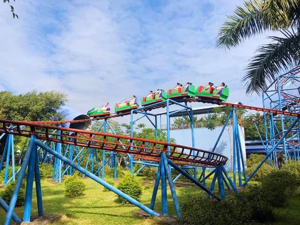 Trò chơi tàu lượn siêu tốc tại Khu du lịch Đảo Ngọc Xanh