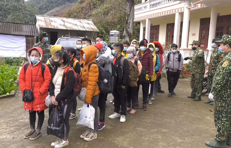 Các đối tượng có hành vi nhập cảnh trái phép bị bắt giữ. Ảnh: Trung Dũng