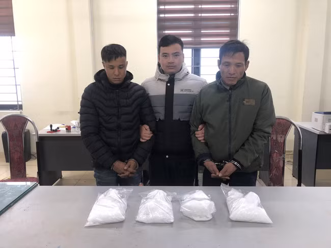 Hai đối tượng Nguyễn Văn Dương và Lê Văn Cường cùng tang vật tại cơ quan chức năng. Ảnh: Công an Sơn La