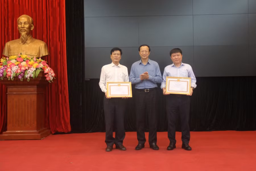 Đồng chí Phạm Ngọc Thưởng – Bí thư Đảng ủy, Thứ trưởng Bộ GD&amp;ĐT trao Bằng khen của Đảng ủy Khối các cơ quan Trung ương cho các đảng viên hoàn thành xuất sắc nhiệm vụ 5 năm liền