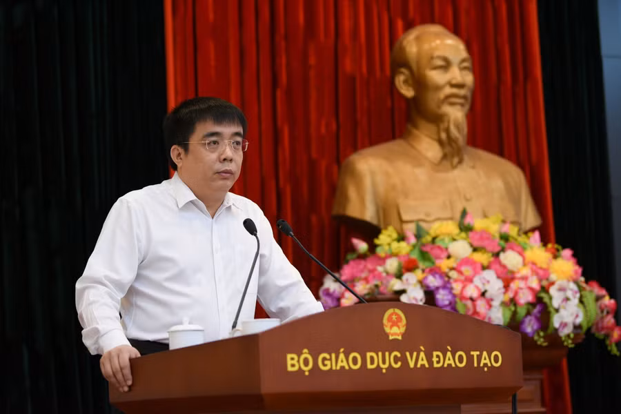 Vụ trưởng Vụ Kế hoạch tài chính (Bộ GD&amp;ĐT) Trần Tú Khánh báo cáo tại Hội nghị về công tác giải ngân, quản lý đầu tư, tài chính, tài sản năm 2021.