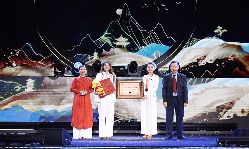 Tổ chức Kỷ lục Việt Nam trao Bằng chứng nhận cho suối Bang - suối có độ sôi kỷ lục cao nhất Việt Nam. (Ảnh: DH)