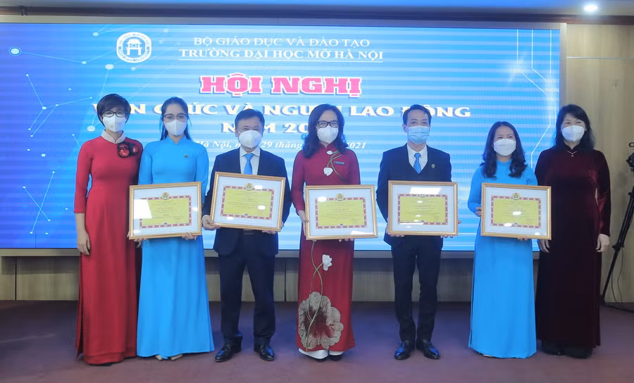 Đại diện Tập thể, cá nhân được vinh danh, khen thưởng