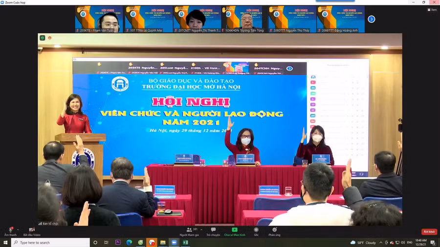 PGS.TS Nguyễn Mai Hương – Bí thư Đảng ủy, Chủ tịch Hội đồng trường cùng tập thể sư phạm nhà trường biểu quyết thông qua Nghị quyết và phương hướng nhiệm vụ năm 2022 với sự nhất trí, tập trung cao