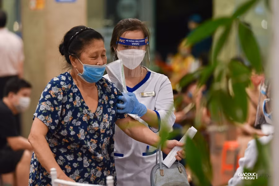 Trong đêm đầu tiên, các cụ già trên 65 tuổi được ưu tiên tiêm trước. Tất cả các cụ đều được đo huyết áp, kiểm tra sức khỏe trước khi tiến hành tiêm.