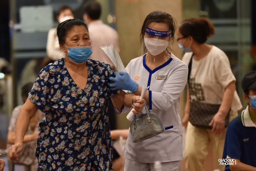 Với phương châm " thuốc về đến đâu, tiêm đến đó", lực lượng y tế Hà Nội đã tổ chức tiêm vắc xin cho người dân không kể ngày đêm.