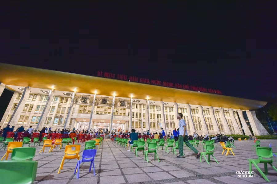 Sở Y tế Hà Nội đã bố trí 1.500 dây chuyền tiêm vắc xin. Ngoài ra, Thủ đô cũng vừa tiếp nhận thêm 999.600 liều vắc xin Vero Cell của Sinopharm, nâng tổng số vắc xin các loại được Bộ Y tế phân bổ lên 4,3 triệu liều.