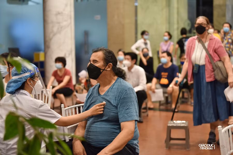 Hình ảnh Hà Nội triển khai tiêm vắc xin phòng Covid-19 không kể ngày đêm ảnh 11