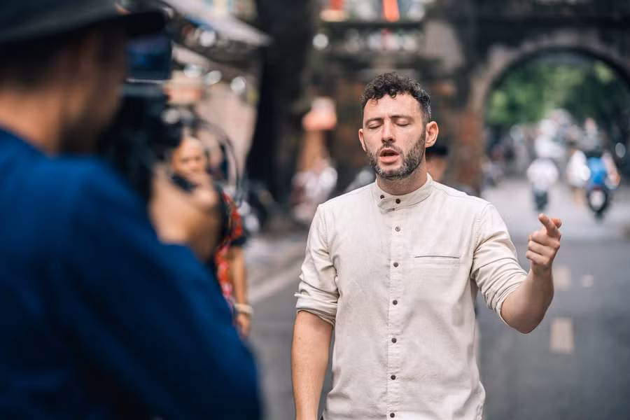 Với những cảnh quay chân thực trên góc phố cổ quen thuộc, trên chiếc thuyền nổi giữa sông Hồng, những góc nhìn từ trên cao của những tòa nhà vô chủ, Ian và nhóm sản xuất đã thể hiện một khía cạnh khác của Hà Nội.