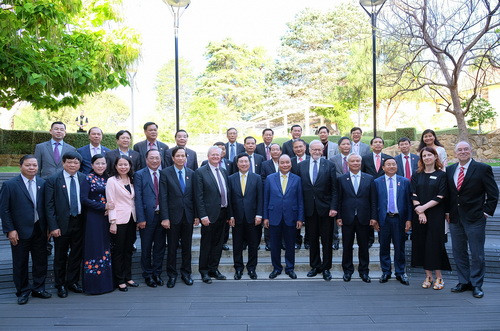 Thủ tướng chụp ảnh lưu niệm tại Đại học Quốc gia Australia. Ảnh: VGP Thủ tướng chụp ảnh lưu niệm tại Đại học Quốc gia Australia. Ảnh: VGP