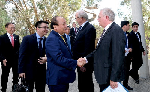 Thủ tướng và lãnh đạo Đại học Quốc gia Australia. Ảnh: VGP Thủ tướng và lãnh đạo Đại học Quốc gia Australia. Ảnh: VGP