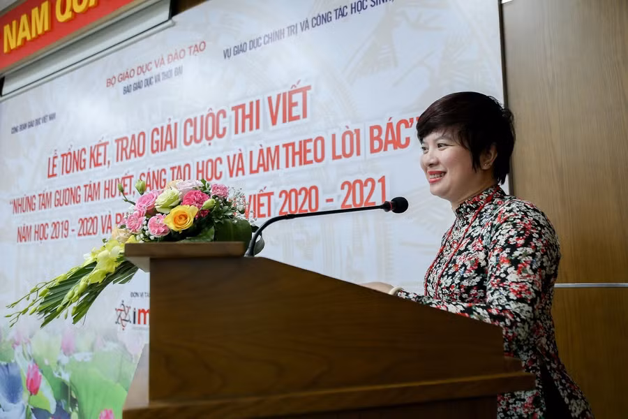 Bà Dương Thanh Hương - Phó Tổng biên tập Báo Giáo dục và Thời đại - phát biểu