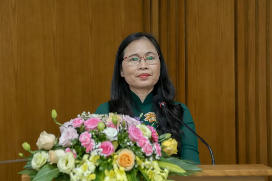 Bà Nguyễn Thị Bích Hợp, Phó Chủ tịch Công đoàn Giáo dục Việt Nam phát biểu