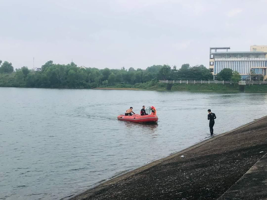 Lực lượng chức năng đưa thi thể nạn nhân lên bờ (Ảnh: Phòng Cảnh sát PCCC và CNCH Công an tỉnh Quảng Trị). Lực lượng chức năng đưa thi thể nạn nhân lên bờ (Ảnh: Phòng Cảnh sát PCCC và CNCH Công an tỉnh Quảng Trị).