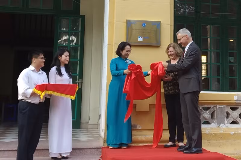 Đại sứ Nicolas Warnery và Hiệu trưởng Lê Mai Anh thực hiện nghi thức khánh thành.