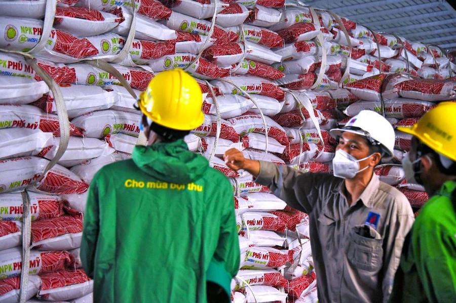 Đoàn thăm quan và nghe giới thiệu và Nhà máy Đạm Phú Mỹ - NPK Phú Mỹ và dòng sản phẩm phân bón Phú Mỹ. Đoàn thăm quan và nghe giới thiệu và Nhà máy Đạm Phú Mỹ - NPK Phú Mỹ và dòng sản phẩm phân bón Phú Mỹ.